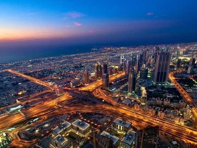 Вид на Дубаи из окна небоскреба