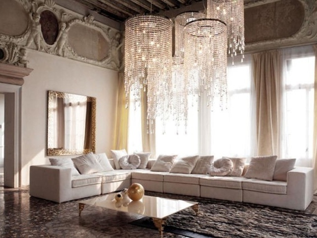 Большая люстра в гостиной