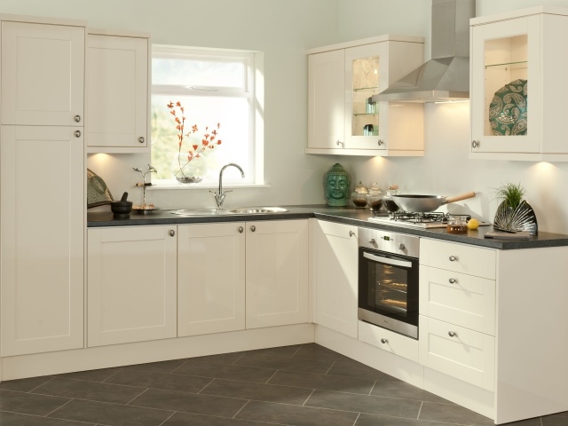 Небольшая светлая кухня