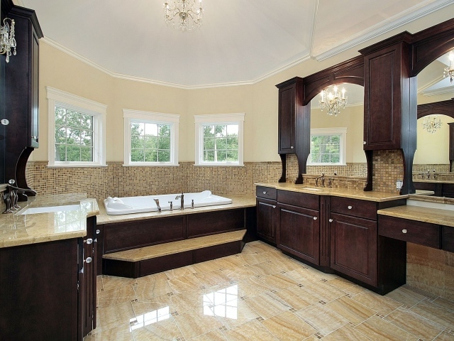 Просторная ванная комната в коричневых тонах