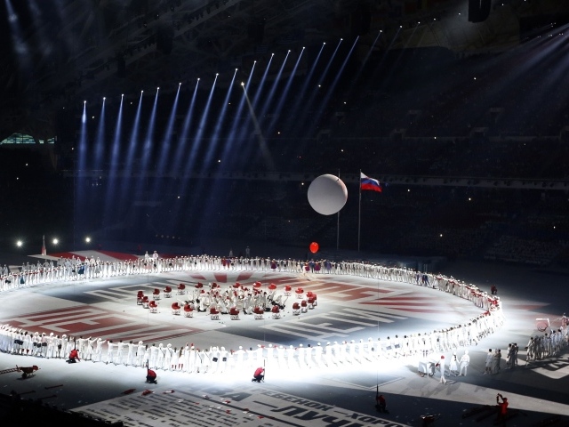 Актеры на арене стадиона на открытии Олимпиады в Сочи