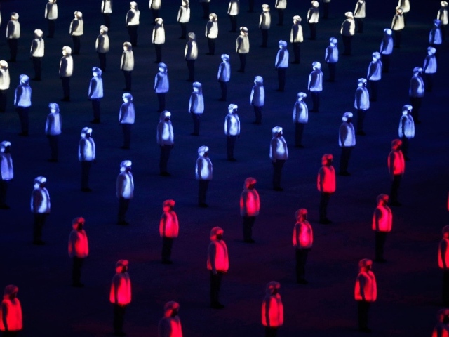 Актеры в светящихся костюмах на открытии Олимпиады в Сочи