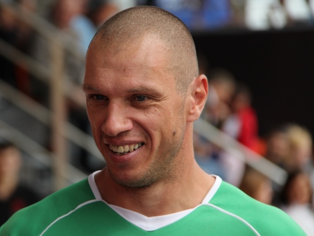 Александр Филимонов вратарь клуба Арсенал Тула на фоне трибун