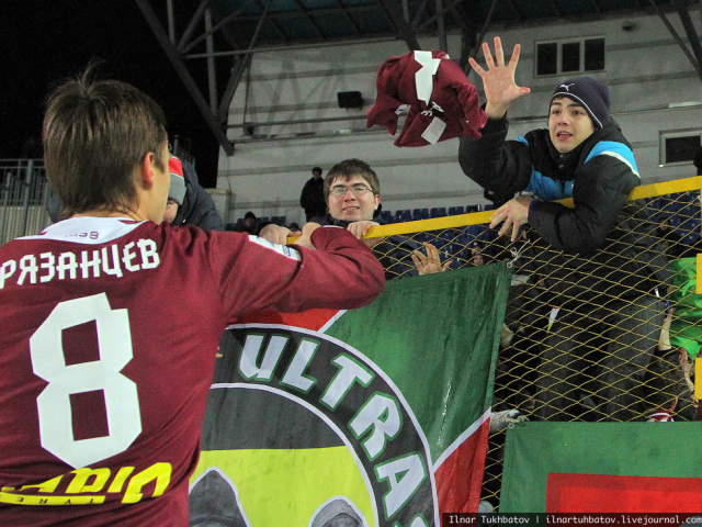 Александр Рязанцев полузащитник приветствует болельщиков