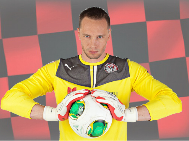 Вратарь Амкара Сергей Нарубин с мячом