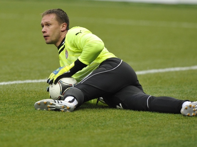 Вратарь Амкара Сергей Нарубин на поле