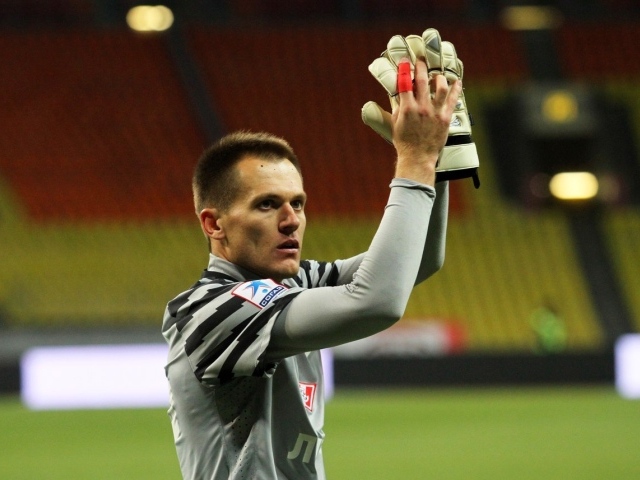 Артем Ребров вратарь Спартака на фоне трибун