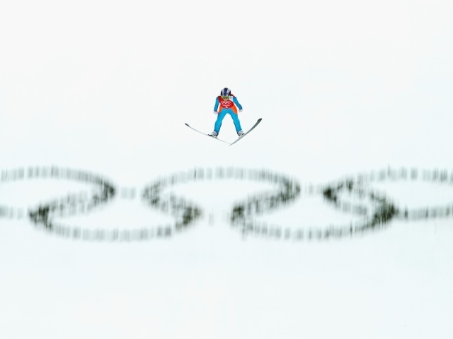 Спортсмен на трассе для прыжков с трамплина на Олимпиаде в Сочи