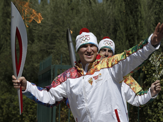 Спортсмены с факелом Олимпиады в Сочи 2014