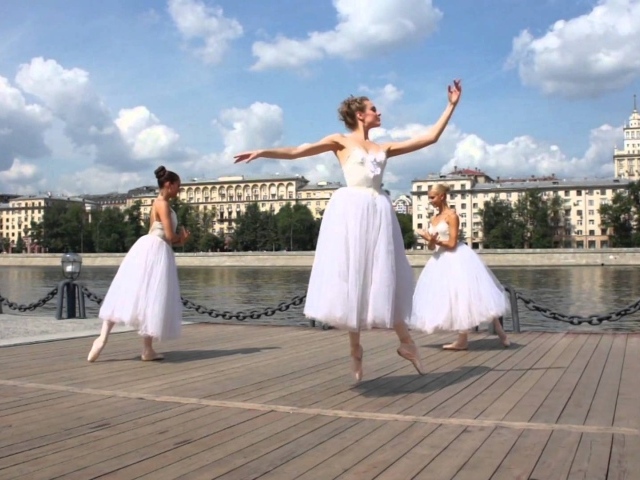 Балерины на пристани
