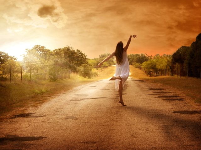 Балерина на дороге на фоне заката