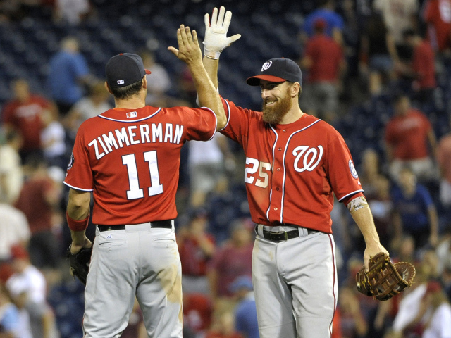 Бейсболист Адам Ляруш с товарищем по команде