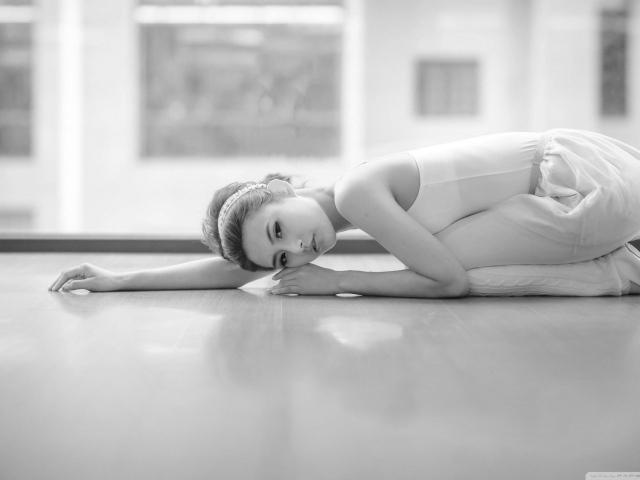 Красивая балерина в белом