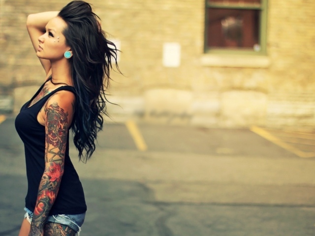 Красивая девушка с татуировками