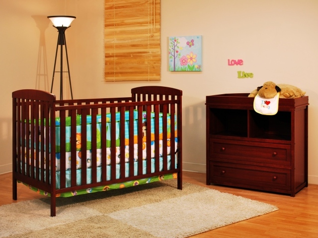Кровать для грудного ребенка в детской