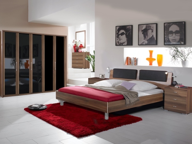 Спальня с красным ковром