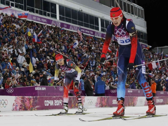 Биатлонисты на фоне трибун на Олимпиаде в Сочи