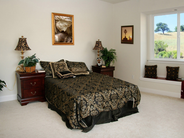 Черное покрывало на кровати в спальне