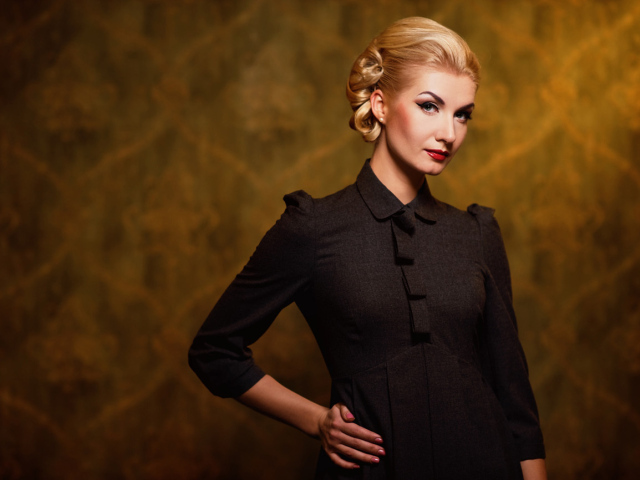 Блондинка на коричневом фоне