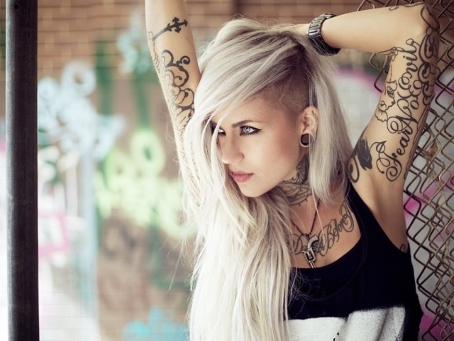 Блондинка с татуировками