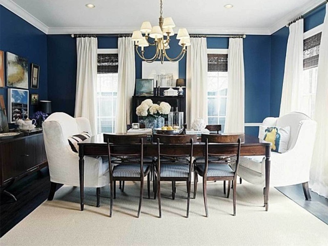 Синие стены в столовой