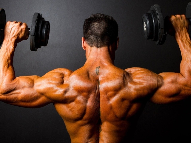 Бодибилдер с татуировкой