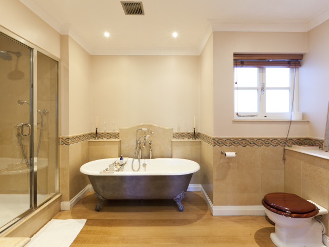 Яркое освещение в ванной