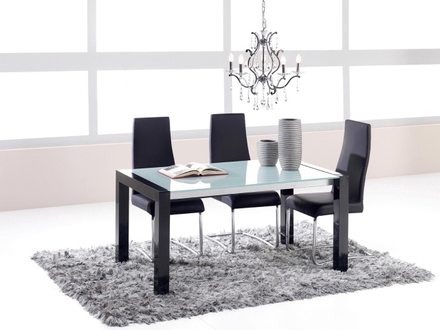 Яркая современная столовая