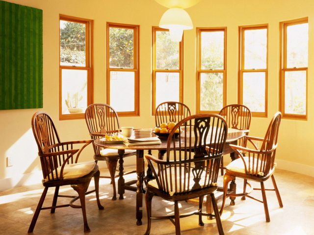 Солнечная яркая столовая