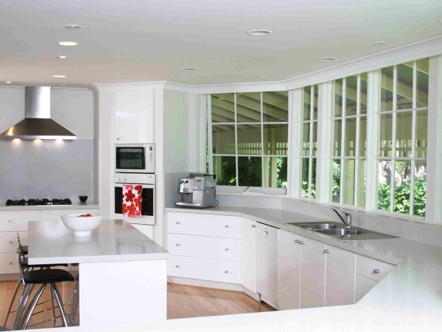 Ярко белая кухня