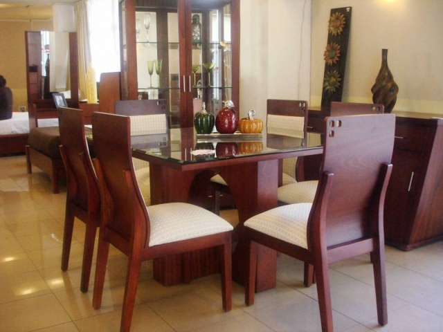 Коричневые стулья в столовой