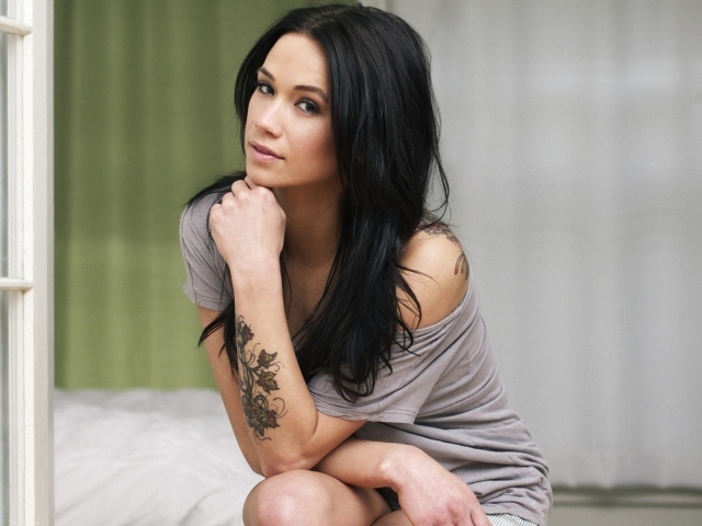 Брюнетка с тату на руке