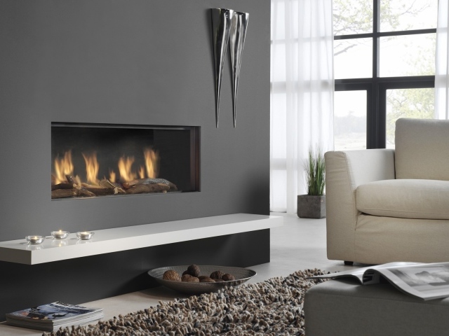 Горящий камин гостиной