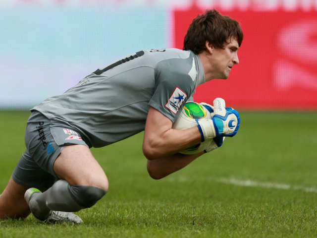 Пойманный мяч в руках вратаря Спартака Сергея Песьякова