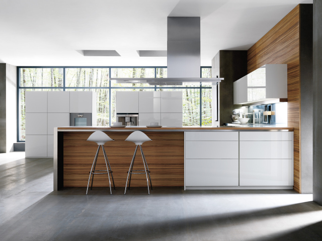 Стулья у стойки в кухне