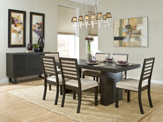 Люстра над столом в столовой