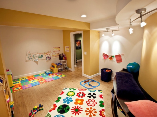 Пестрые коврики на полу в детской