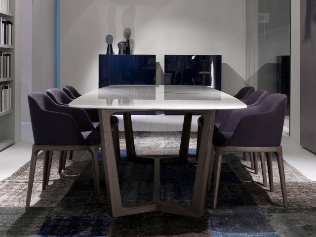 Удобные кресла в столовой