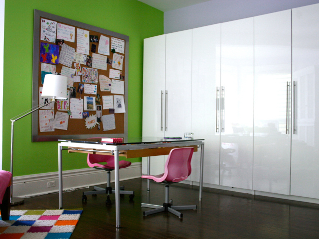 Рабочий стол в детской комнате