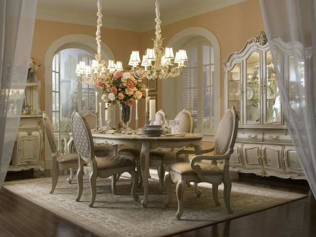 Столовая в старинном дизайне