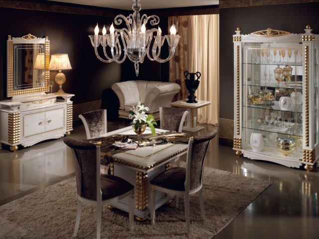 Столовая оформлена в темных тонах