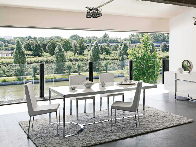 Столовая на балконе