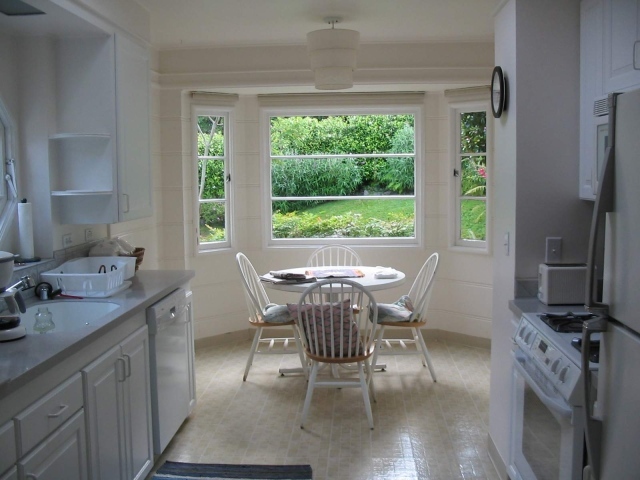 Окна столовой выходят в сад