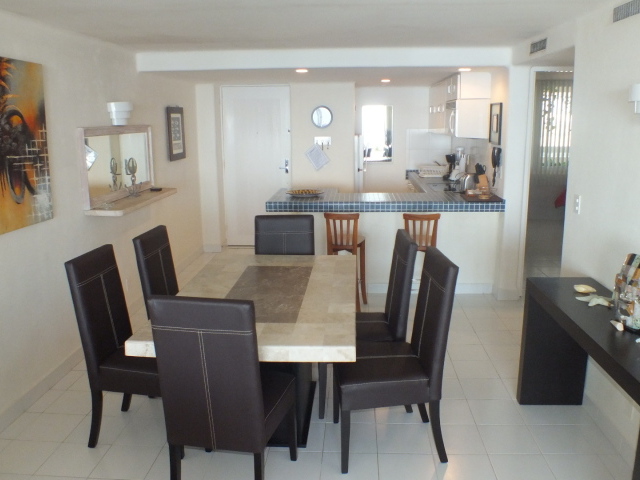 Столовая совмещенная с кухней