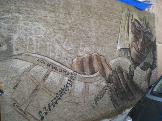 Рисунок мужчины в очках на стене