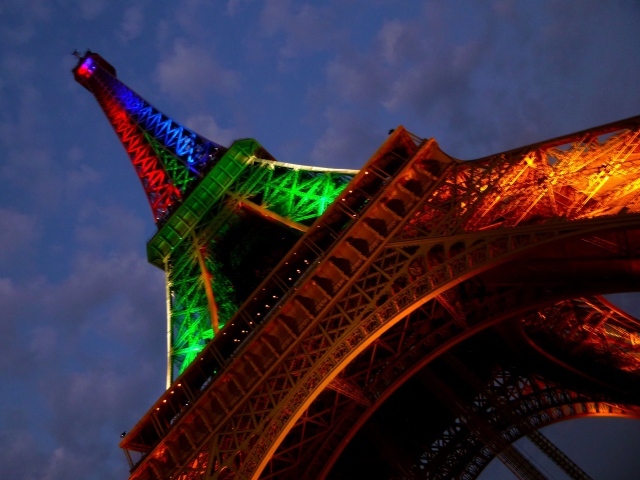 Эйфелева башня в разноцветных огнях