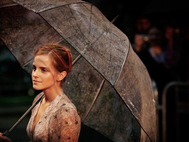 Эмма Уотсон с зонтом