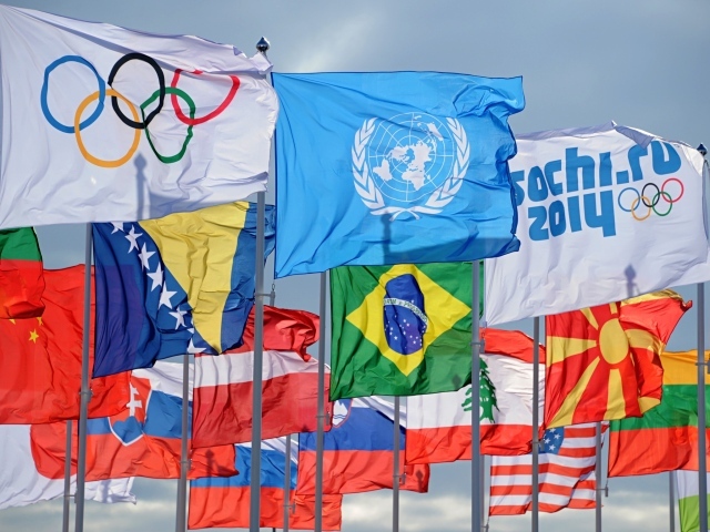 Флаги стран участниц на открытии Олимпиады в Сочи