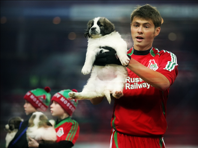 Футболист Динияр Билялетдинов с собакой