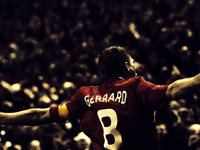 Футболист празднует гол